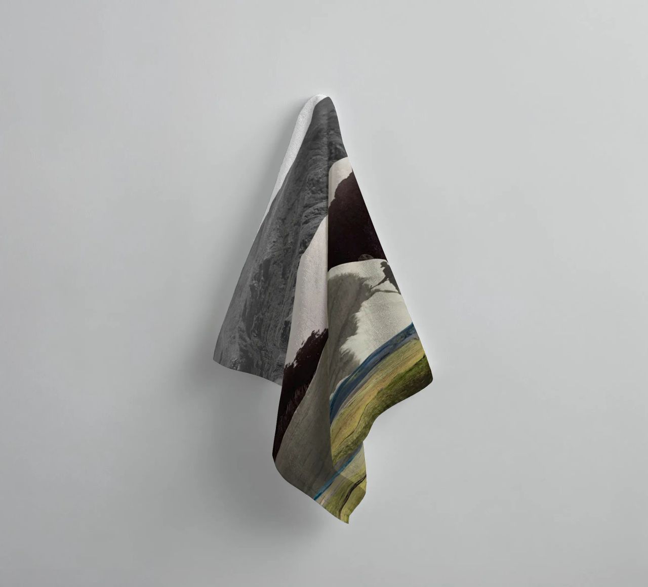 Phantom Range | Press Play Art Print Collage asciugamano da bagno da Press Play Art Prints