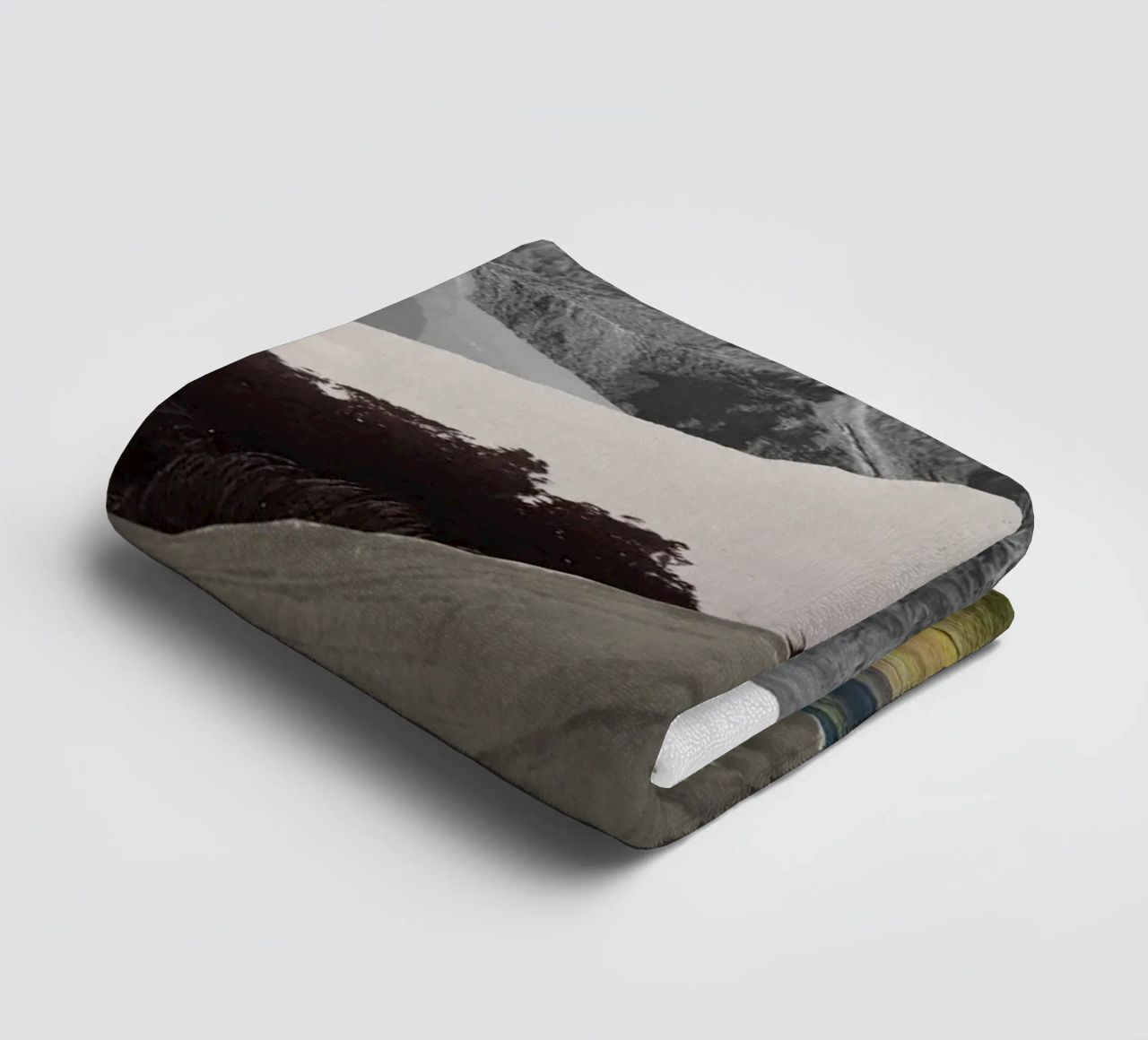Phantom Range | Press Play Art Print Collage asciugamano da bagno da Press Play Art Prints