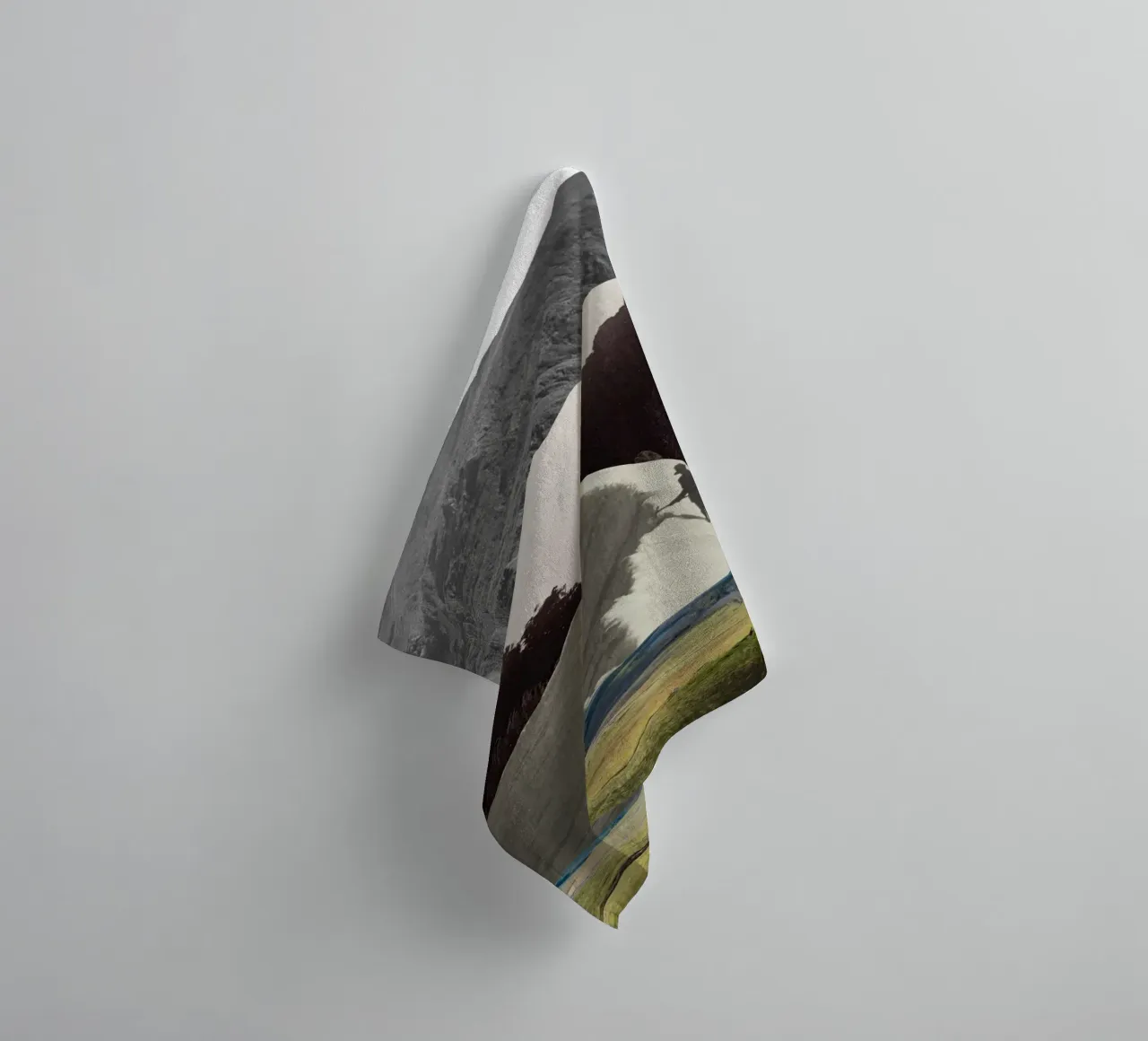 Phantom Range | Press Play Art Print Collage toalla de baño de Press Play Art Prints