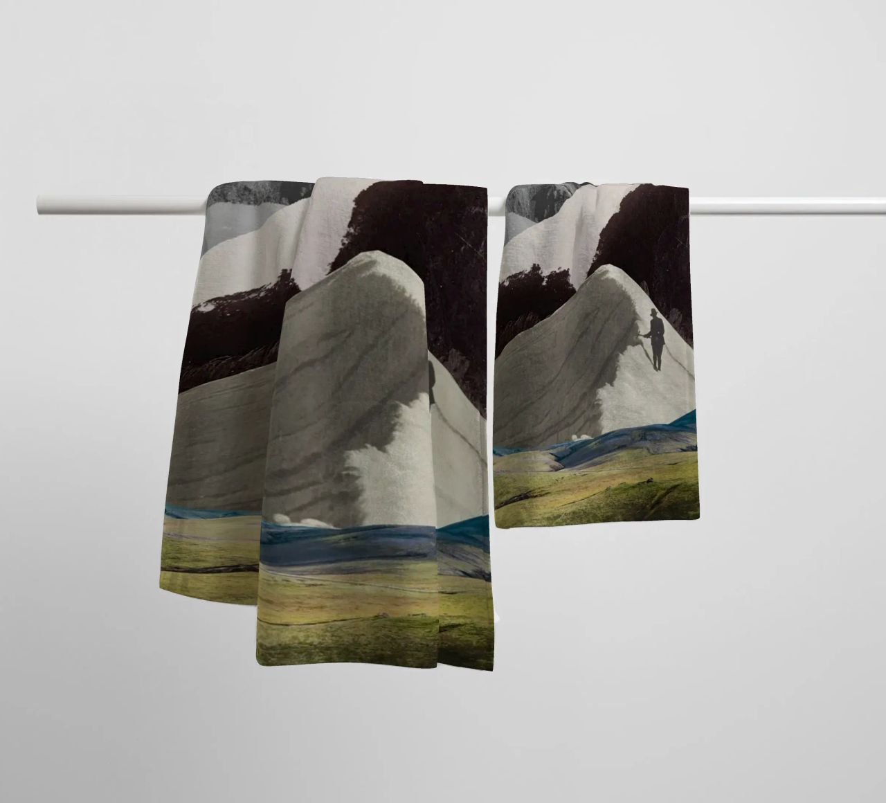 Phantom Range | Press Play Art Print Collage asciugamano da bagno da Press Play Art Prints