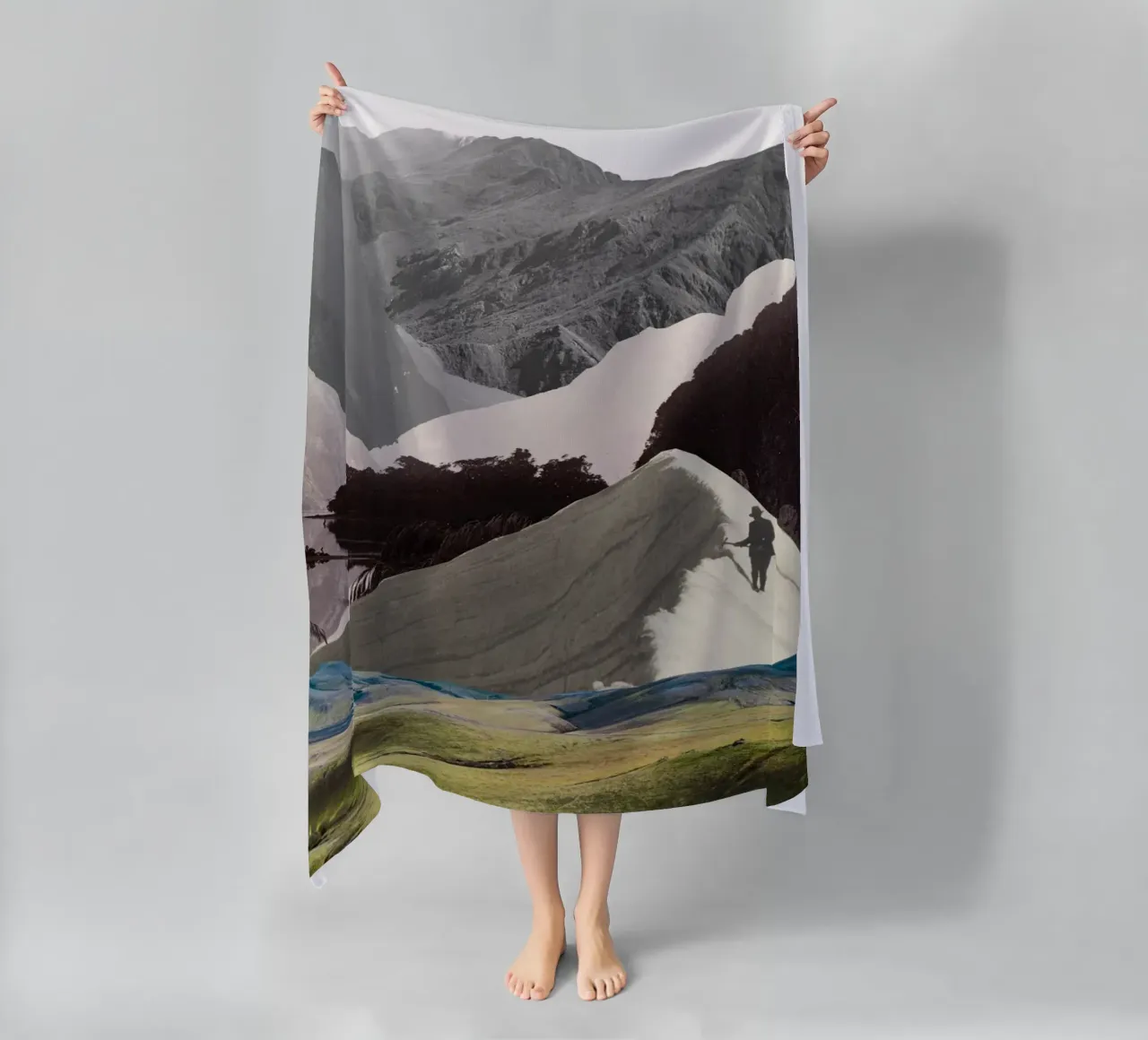 Phantom Range | Press Play Art Print Collage toalla de playa de Press Play Art Prints
