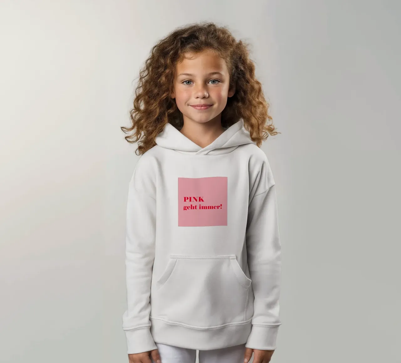 Le rose est toujours de la partie - Une déclaration joyeuse en rouge framboise pour le sweat à capuche enfant de Stilrausch
