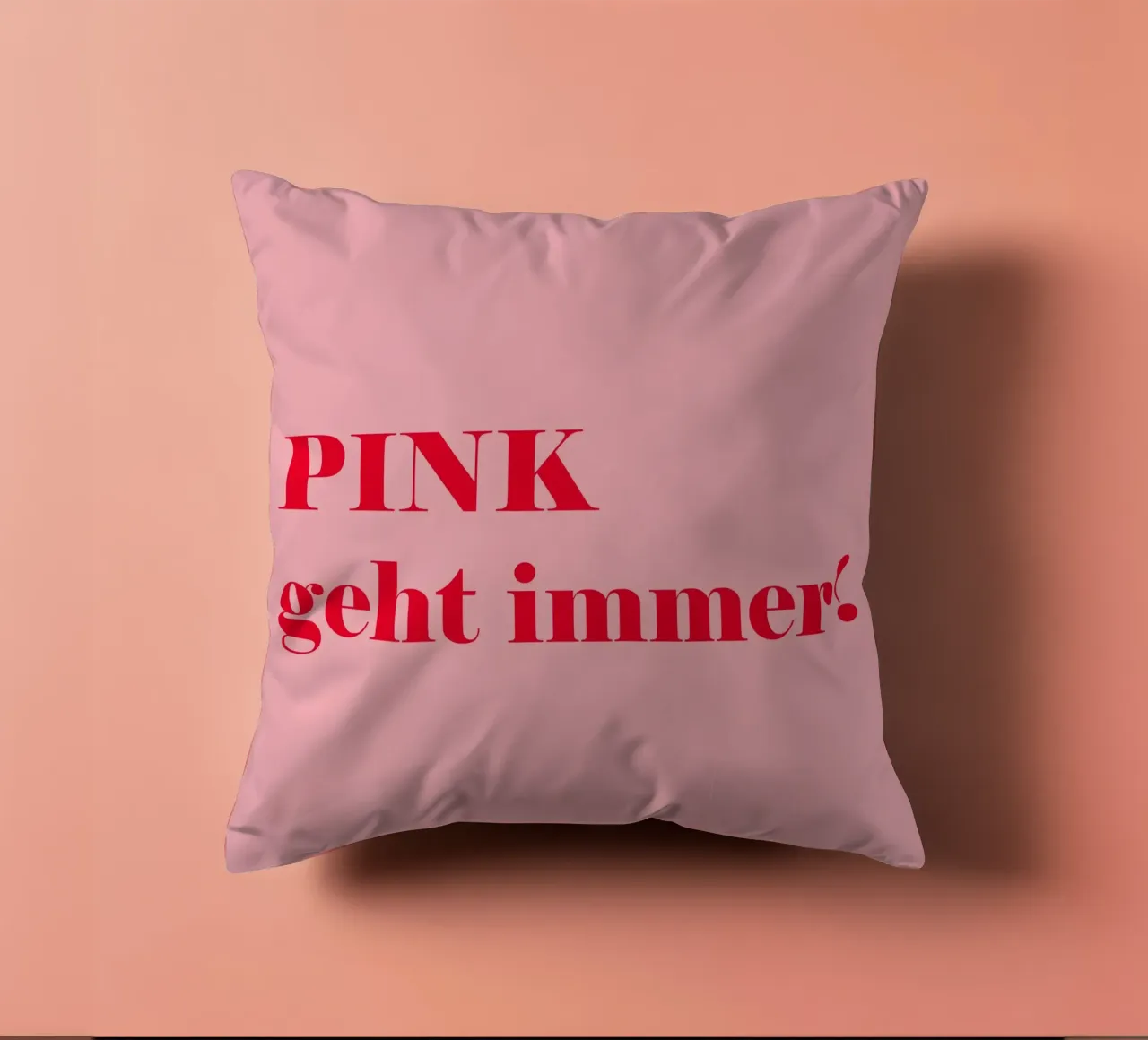 Le rose est toujours de la partie - Une déclaration joyeuse en rouge framboise pour le coussin de Stilrausch