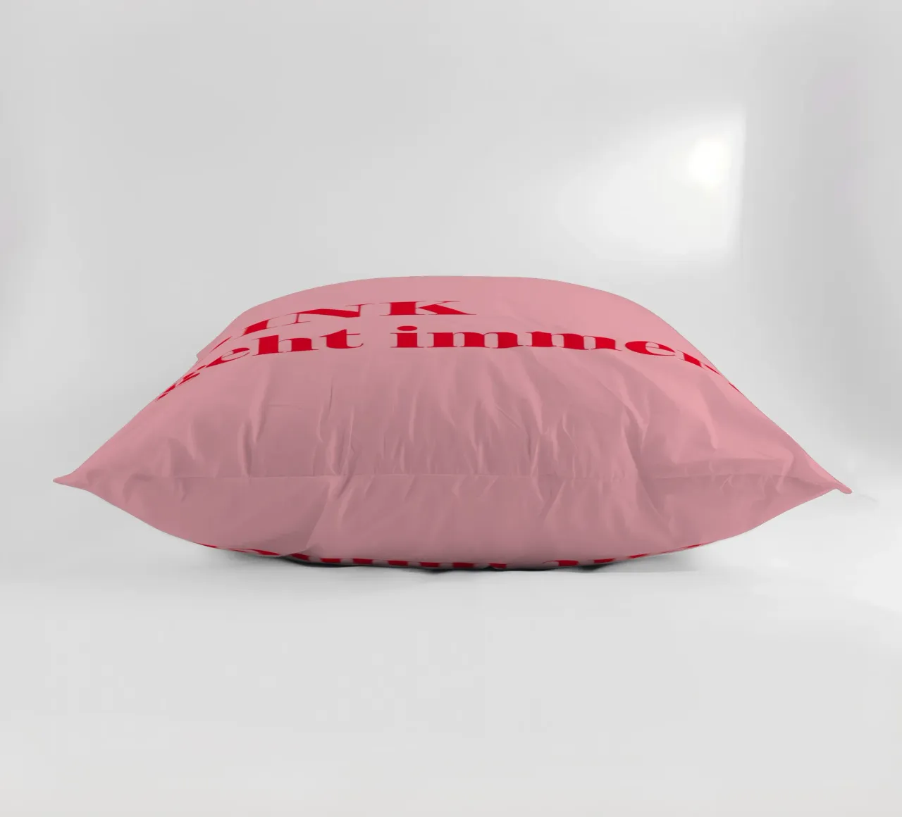 Pink always works - a cheerful statement in raspberry red for the decorative cushion by Stilrausch