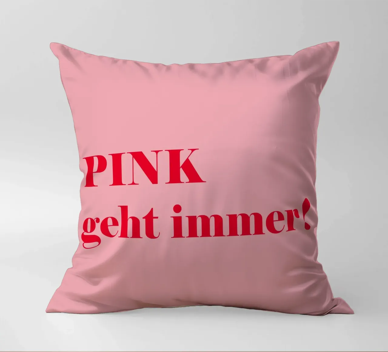 Le rose est toujours de la partie - Une déclaration joyeuse en rouge framboise pour le coussin de Stilrausch