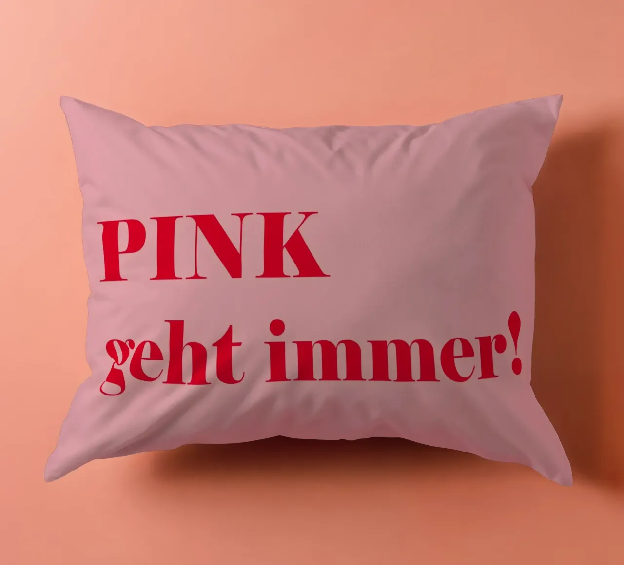 Le rose est toujours de la partie - Une déclaration joyeuse en rouge framboise pour le coussin de Stilrausch