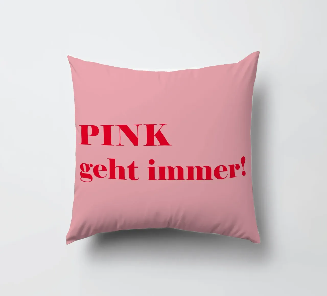 Le rose est toujours de la partie - Une déclaration joyeuse en rouge framboise pour le coussin de Stilrausch
