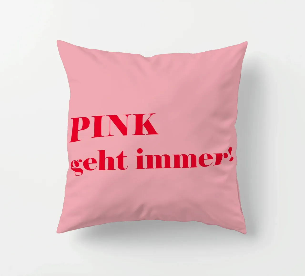 Le rose est toujours de la partie - Une déclaration joyeuse en rouge framboise pour le coussin de Stilrausch