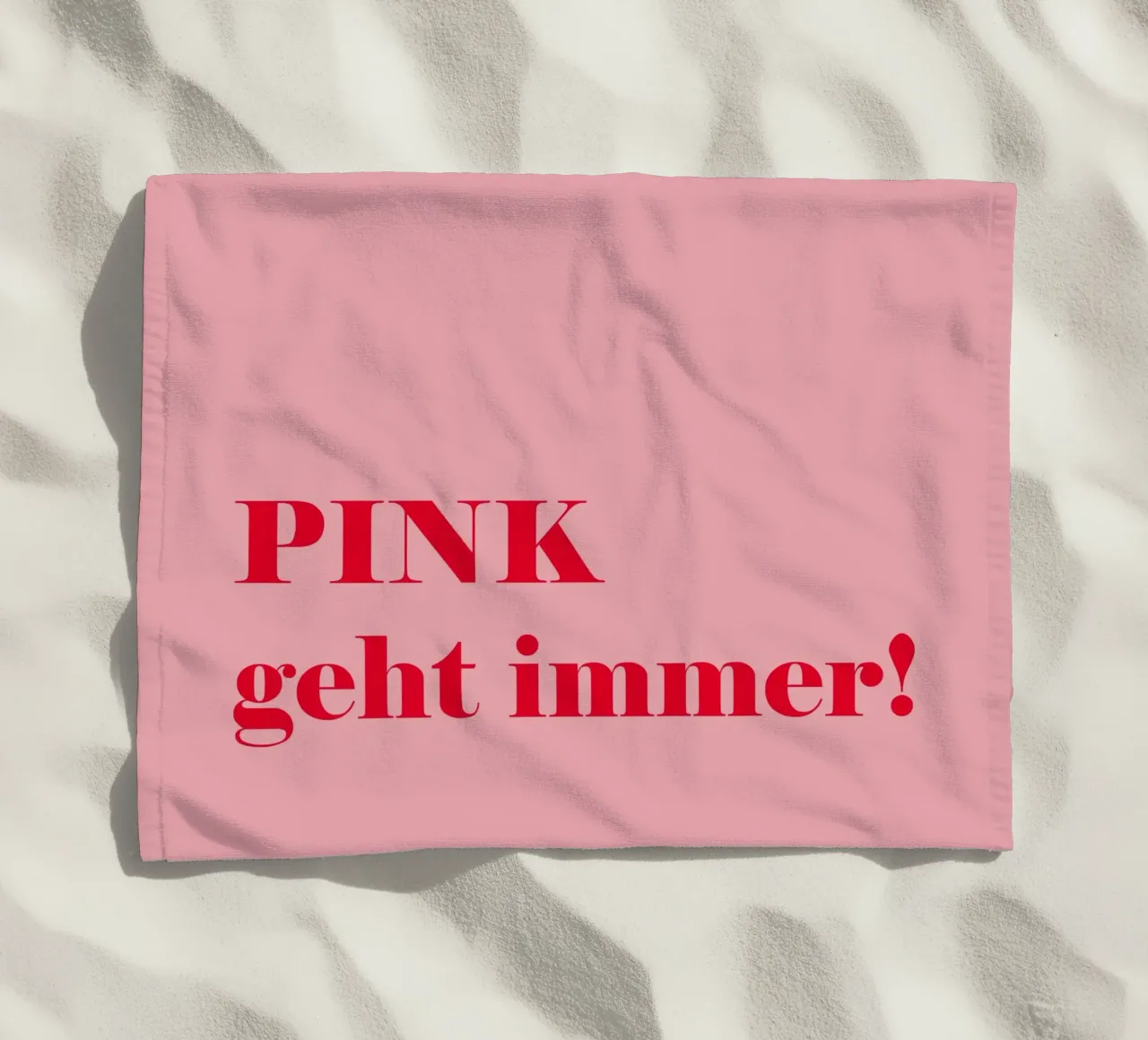 Le rose est toujours de la partie - Une déclaration joyeuse en rouge framboise pour le serviette de plage de Stilrausch