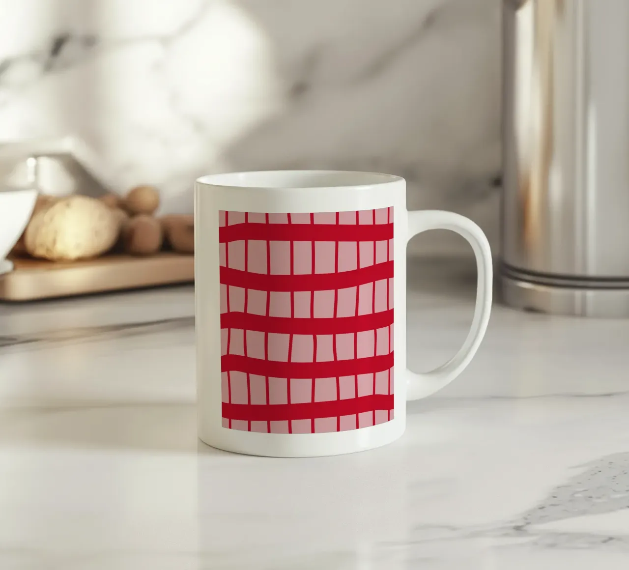 Wackliges Erdbeerrot-Karo auf Pink – Handgemaltes Sommermust Keramik Tasse von Stilrausch