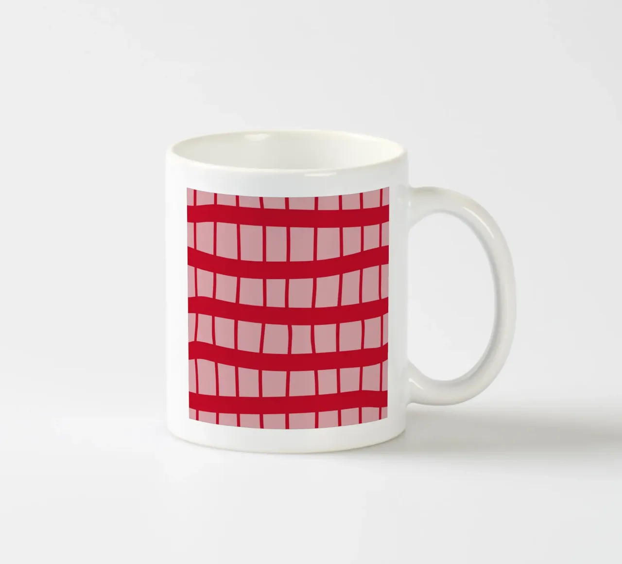 Wackliges Erdbeerrot-Karo auf Pink – Handgemaltes Sommermust Keramik Tasse von Stilrausch