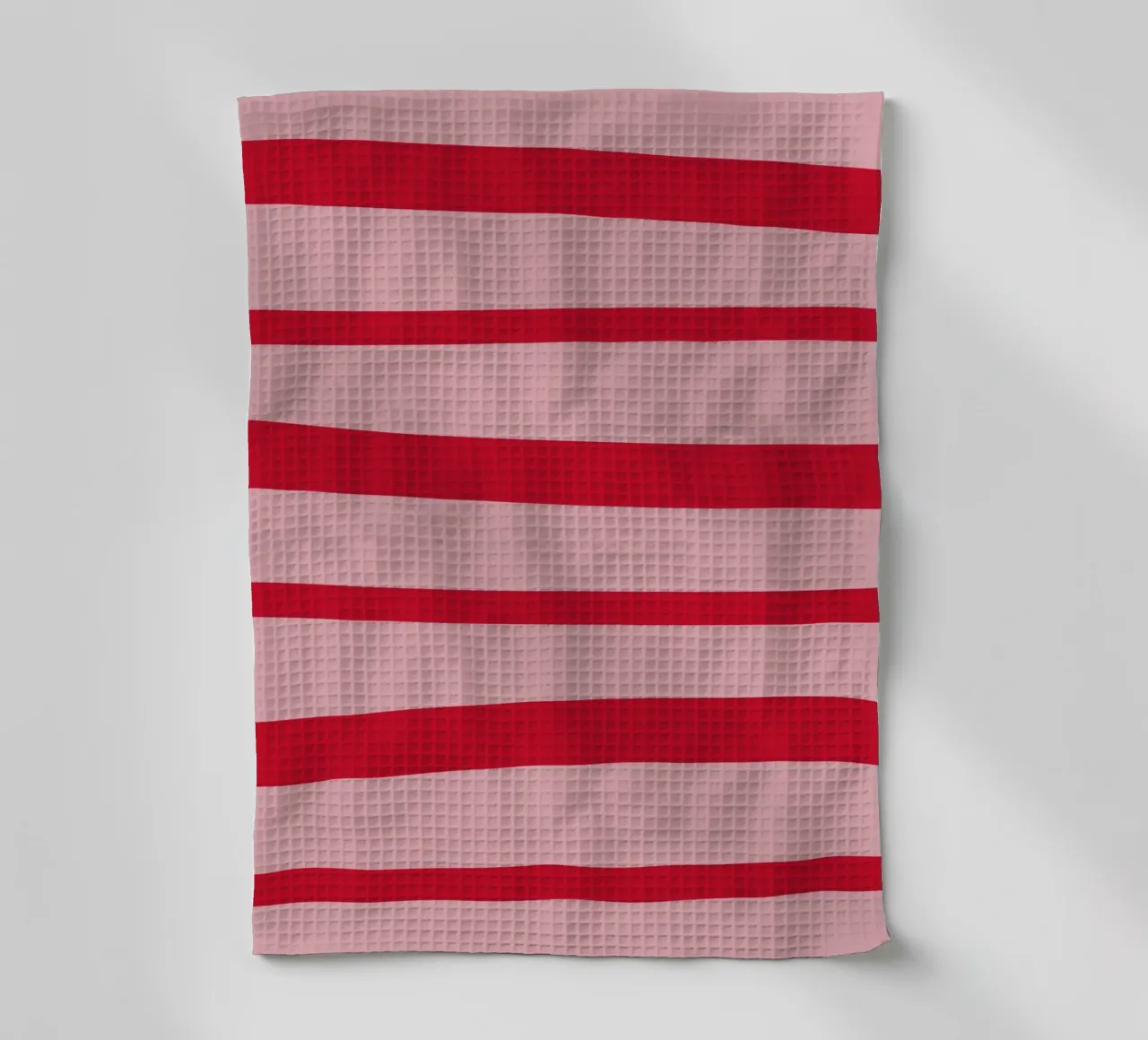Linee diagonali dipinte a mano in rosso fragola su rosa canovaccio da cucina da Stilrausch