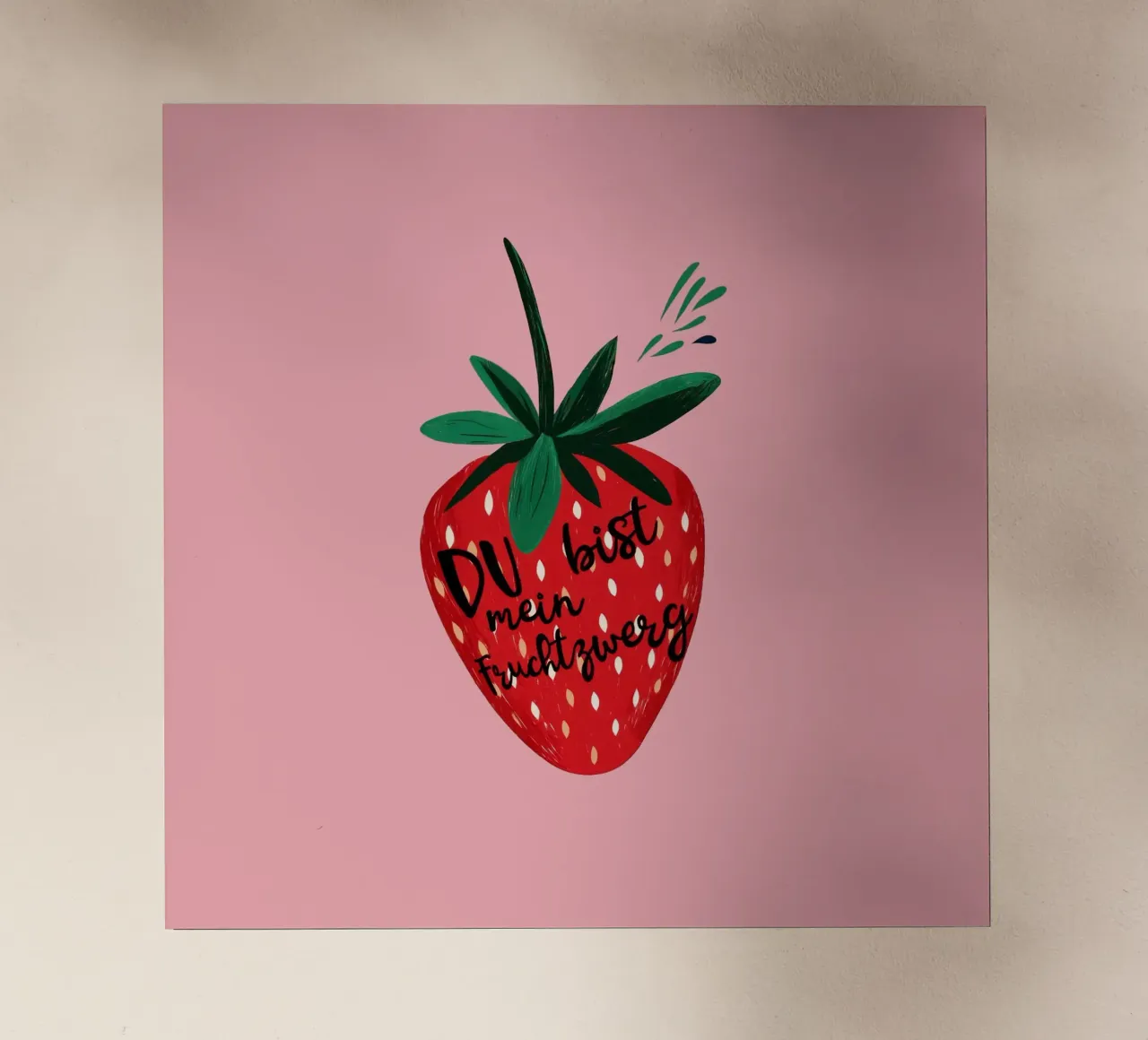 Gnomo della frutta alla fragola impertinente con testo su sfondo rosa acceso pellicola backlit da Stilrausch