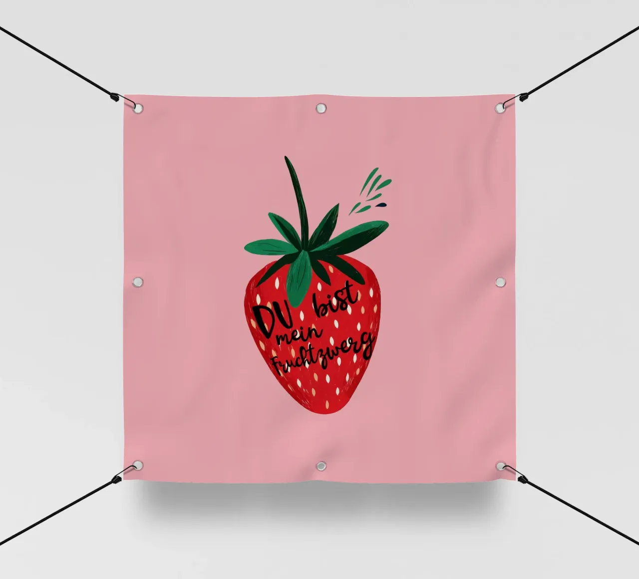 Gnomo della frutta alla fragola impertinente con testo su sfondo rosa acceso telo in pvc da Stilrausch