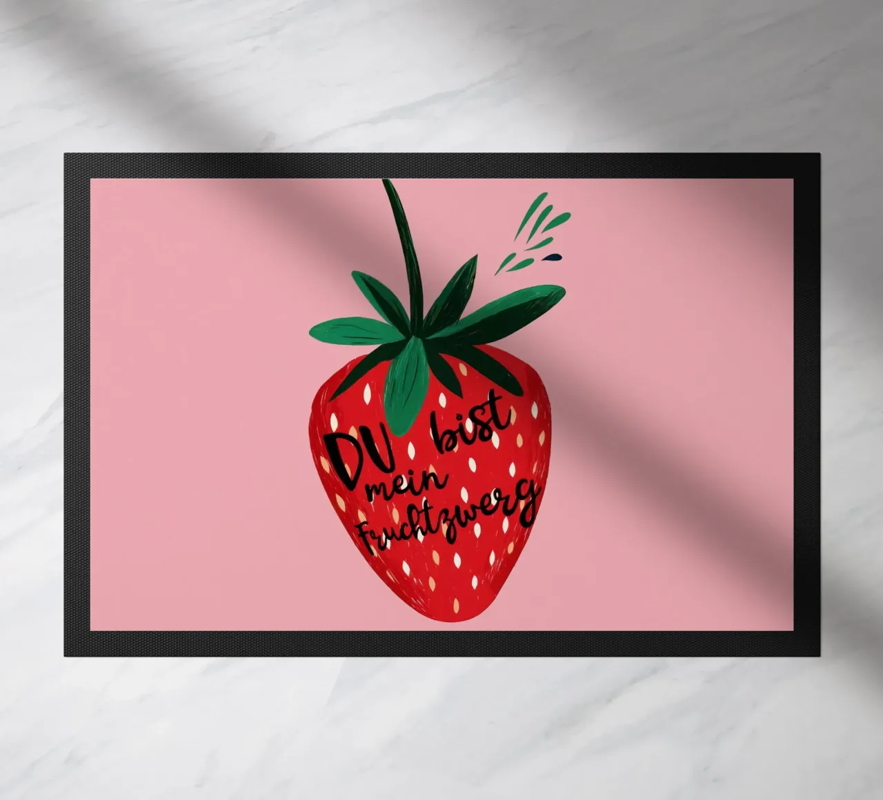 Gnomo della frutta alla fragola impertinente con testo su sfondo rosa acceso zerbino da Stilrausch