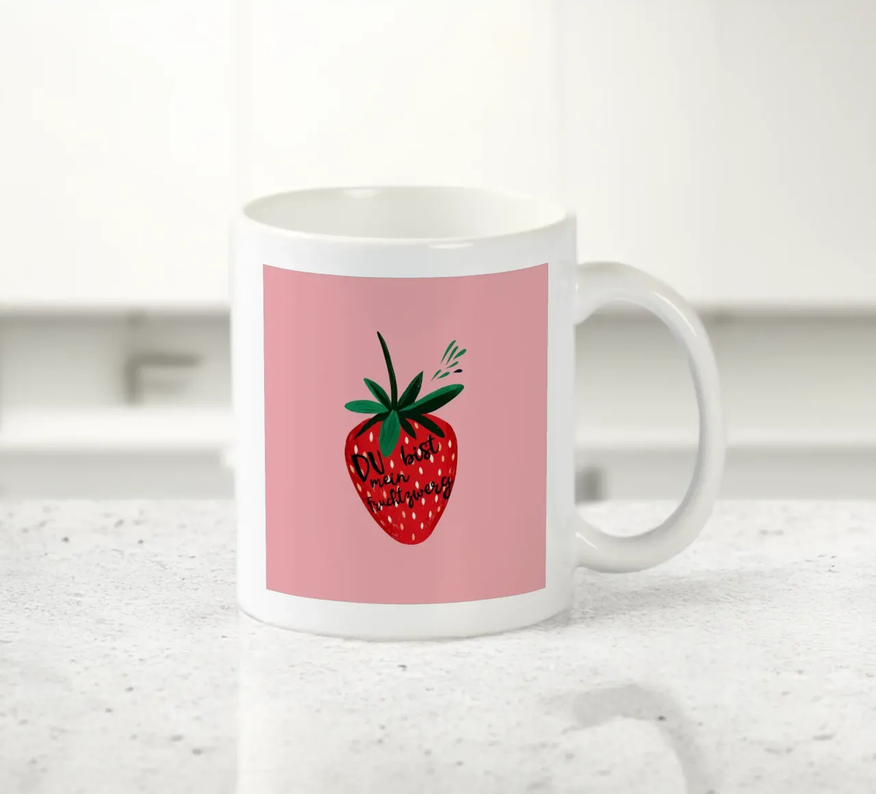 Gnomo della frutta alla fragola impertinente con testo su sfondo rosa acceso tazza in ceramica da Stilrausch