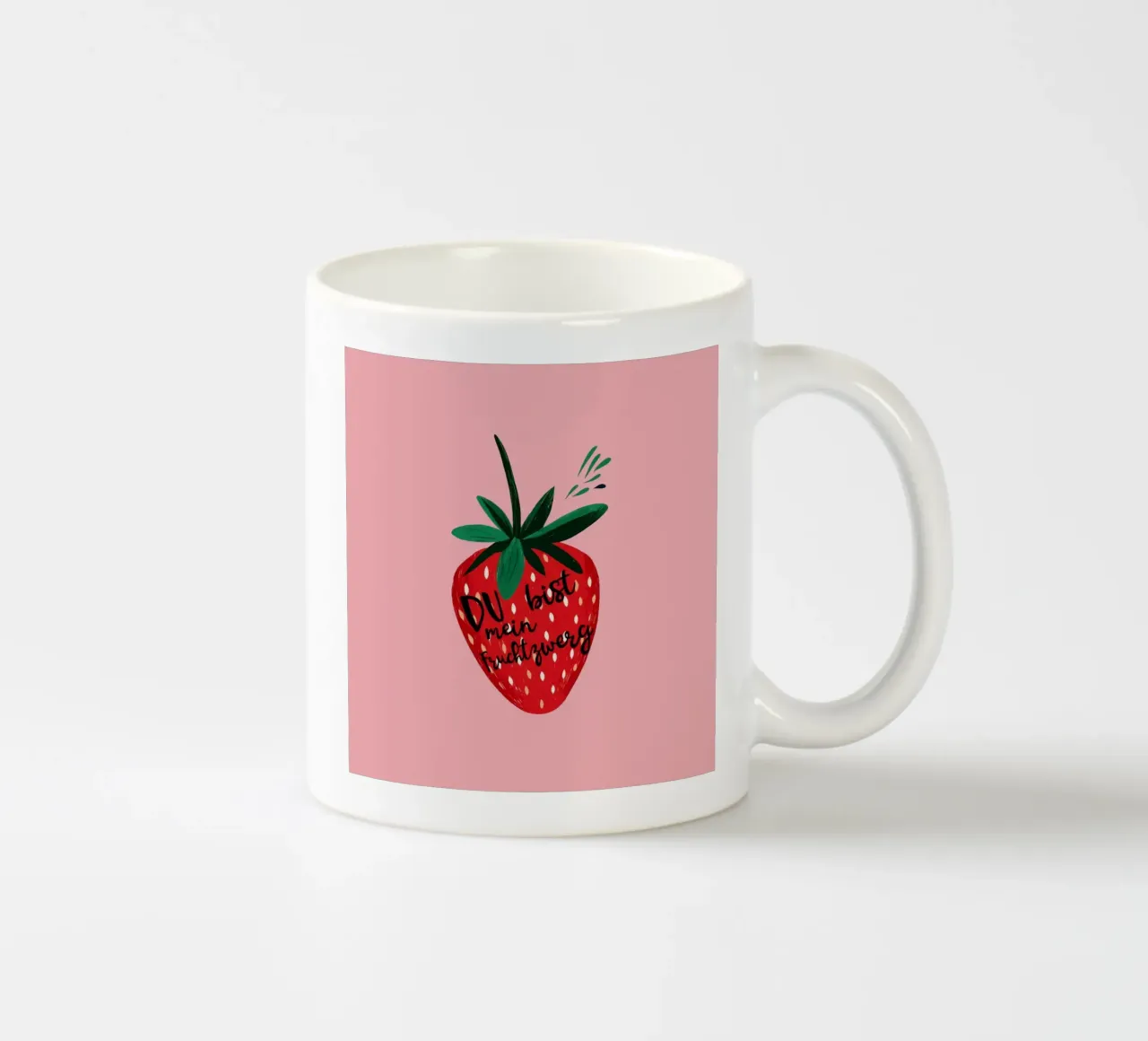 Gnomo della frutta alla fragola impertinente con testo su sfondo rosa acceso tazza in ceramica da Stilrausch