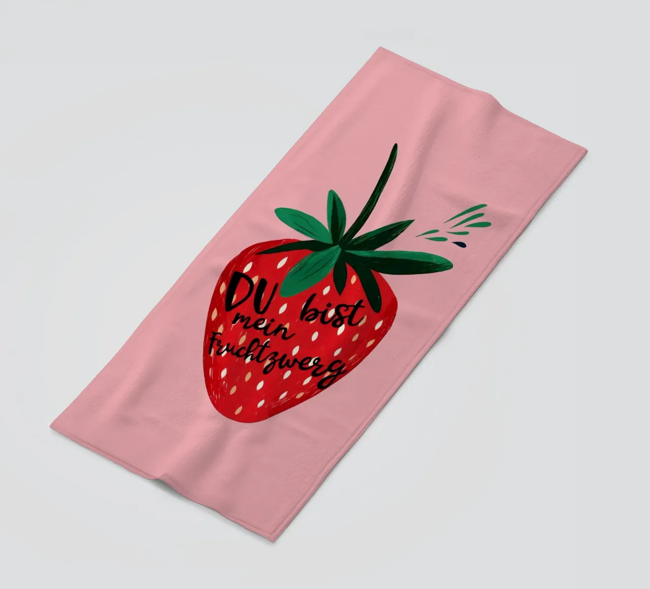 Gnomo della frutta alla fragola impertinente con testo su sfondo rosa acceso telo mare da Stilrausch