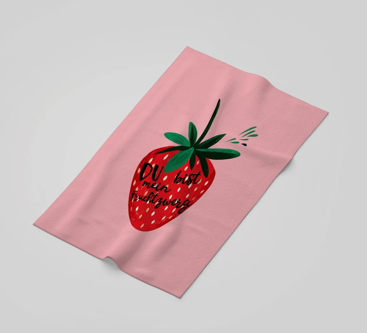 Gnomo della frutta alla fragola impertinente con testo su sfondo rosa acceso telo mare da Stilrausch