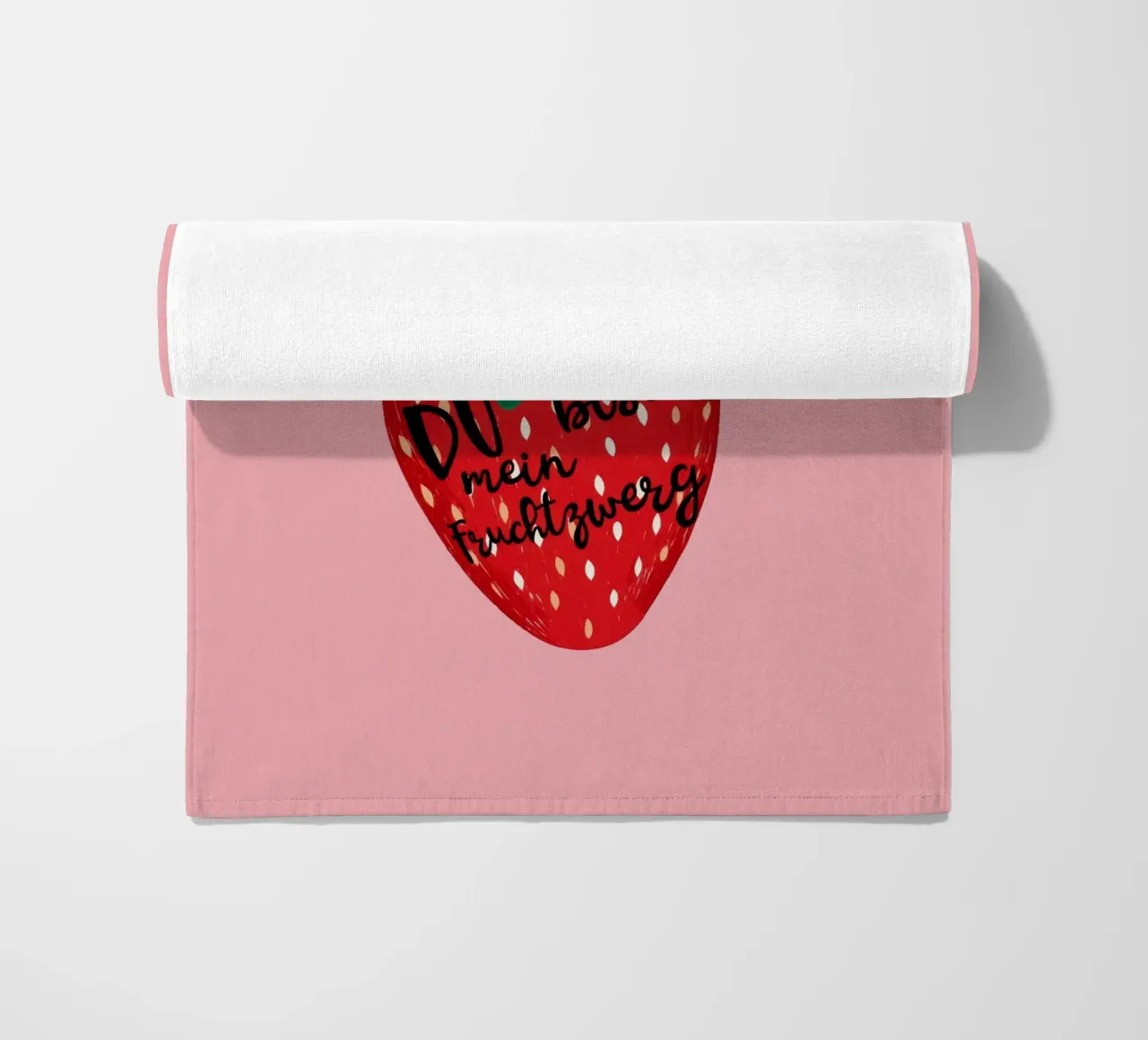 Gnomo della frutta alla fragola impertinente con testo su sfondo rosa acceso telo mare da Stilrausch