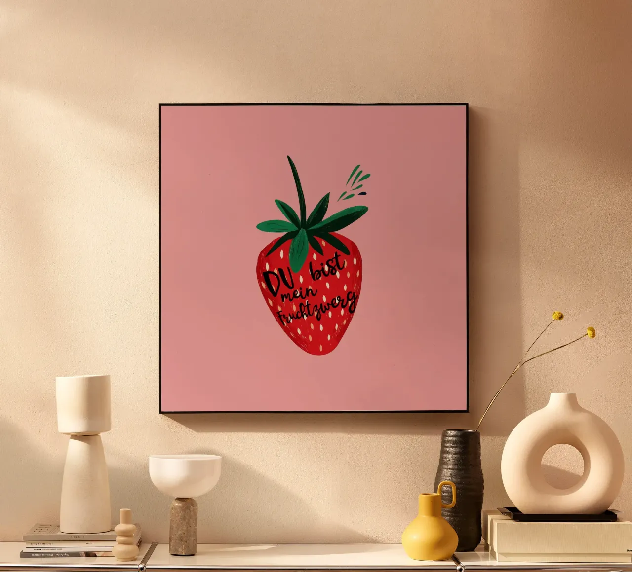Gnomo della frutta alla fragola impertinente con testo su sfondo rosa acceso plexiglass da Stilrausch