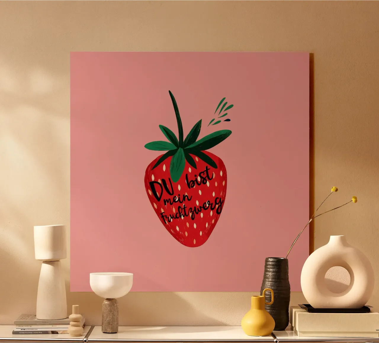 Gnomo della frutta alla fragola impertinente con testo su sfondo rosa acceso plexiglass da Stilrausch