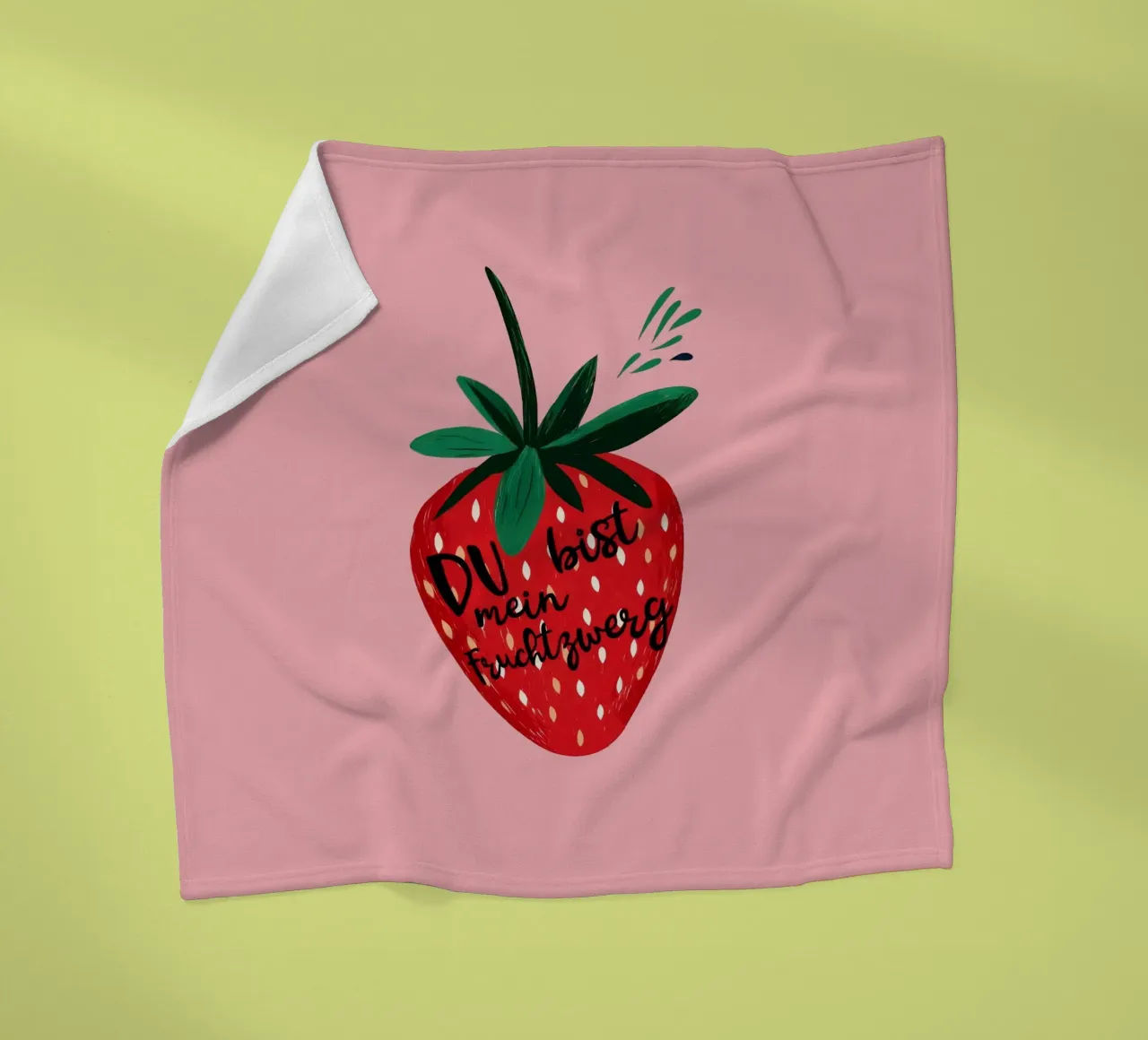 Gnomo della frutta alla fragola impertinente con testo su sfondo rosa acceso coperta in pile da Stilrausch