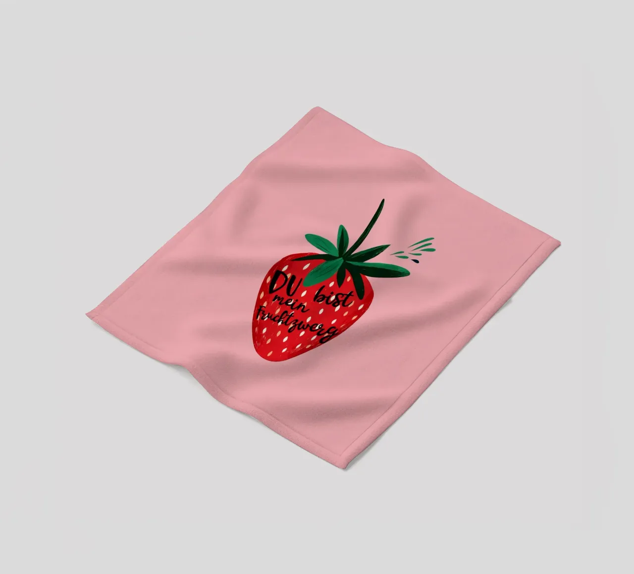 Gnomo della frutta alla fragola impertinente con testo su sfondo rosa acceso coperta in pile da Stilrausch