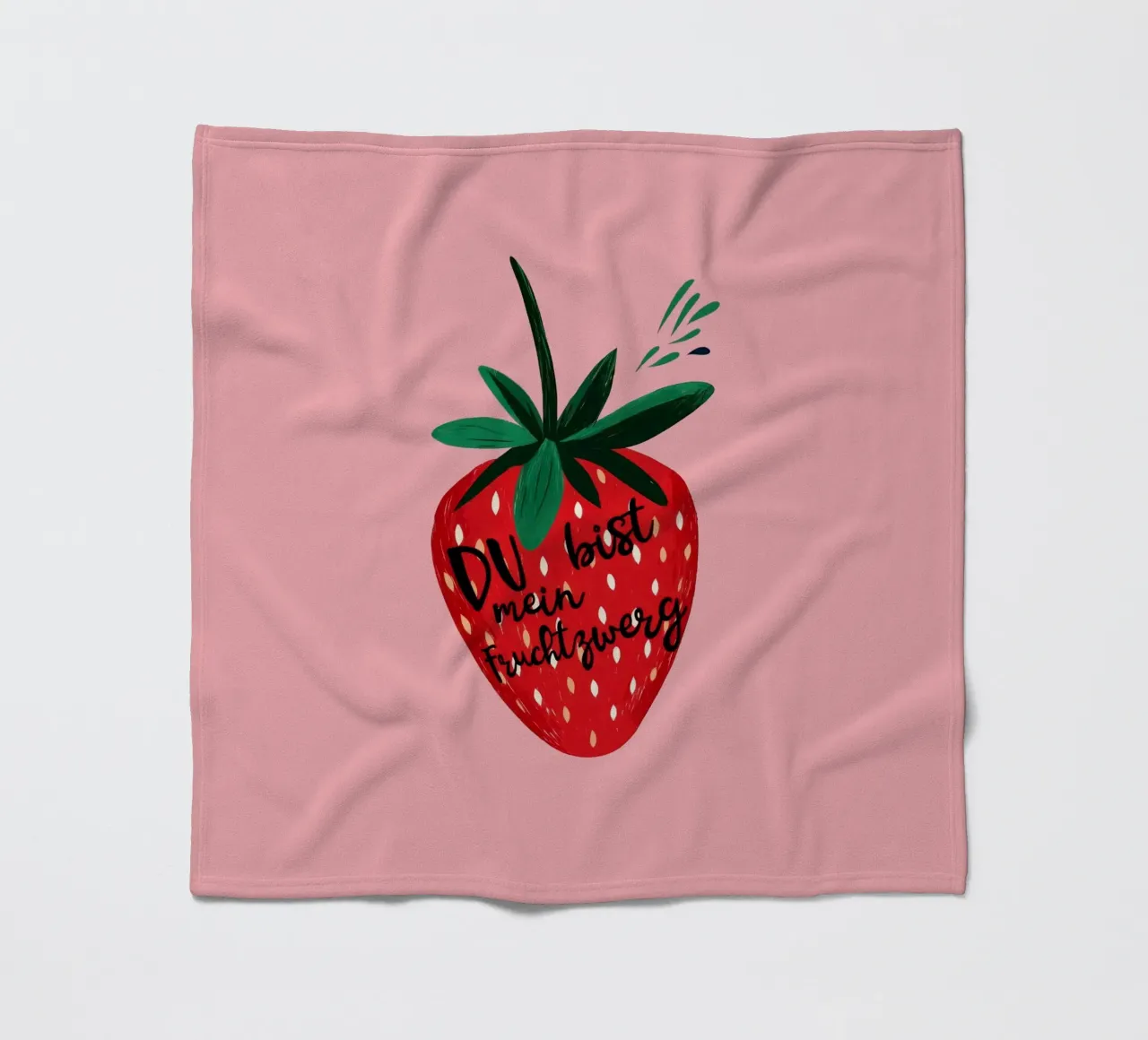Gnomo della frutta alla fragola impertinente con testo su sfondo rosa acceso coperta in pile da Stilrausch