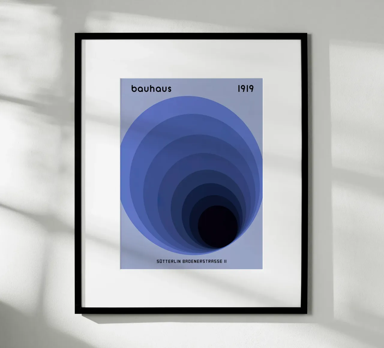Bauhaus 1919 Cerchi geometrici blu poster con telaio in legno da Jam Poster