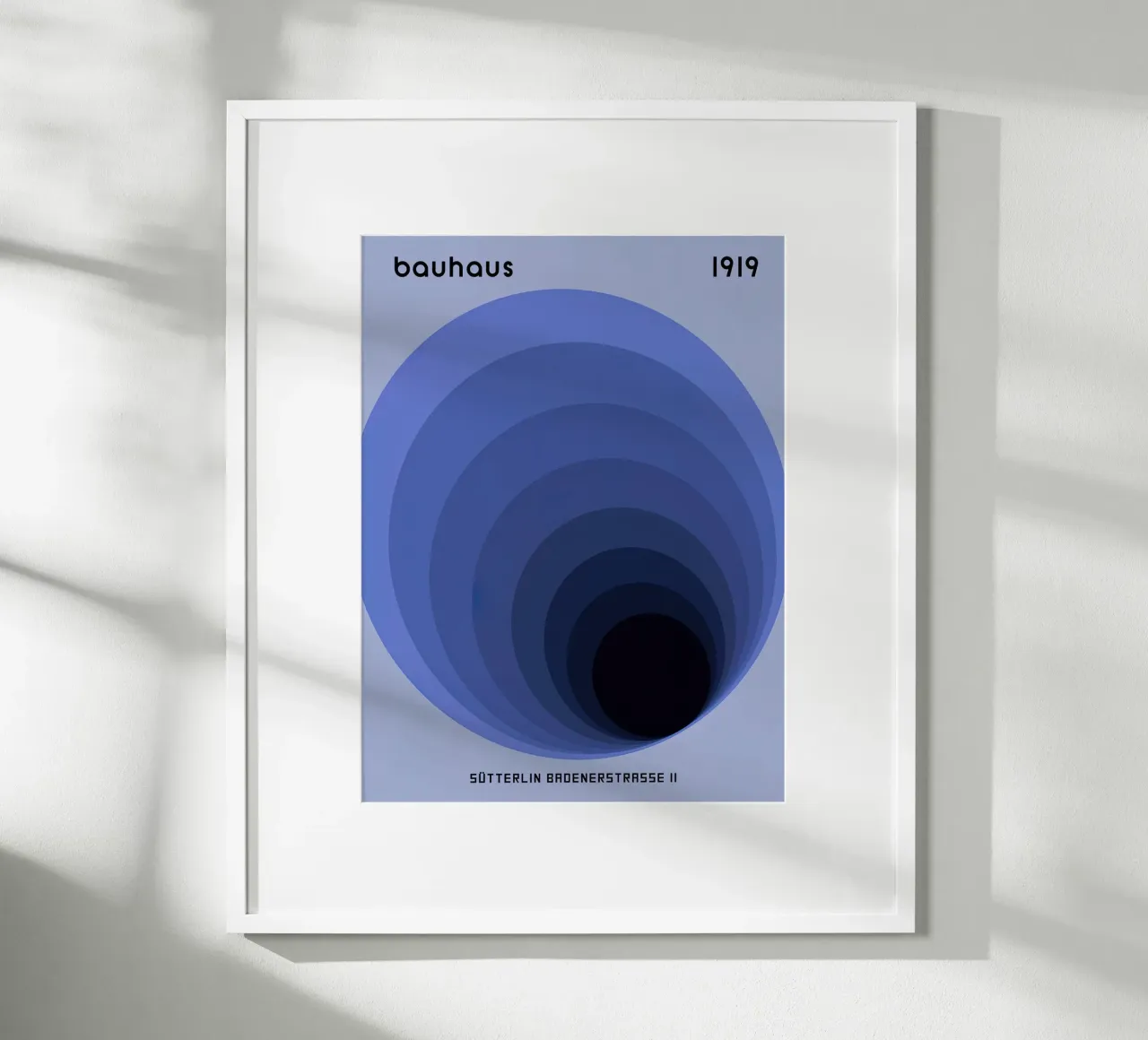 Bauhaus 1919 Cerchi geometrici blu poster con telaio in legno da Jam Poster
