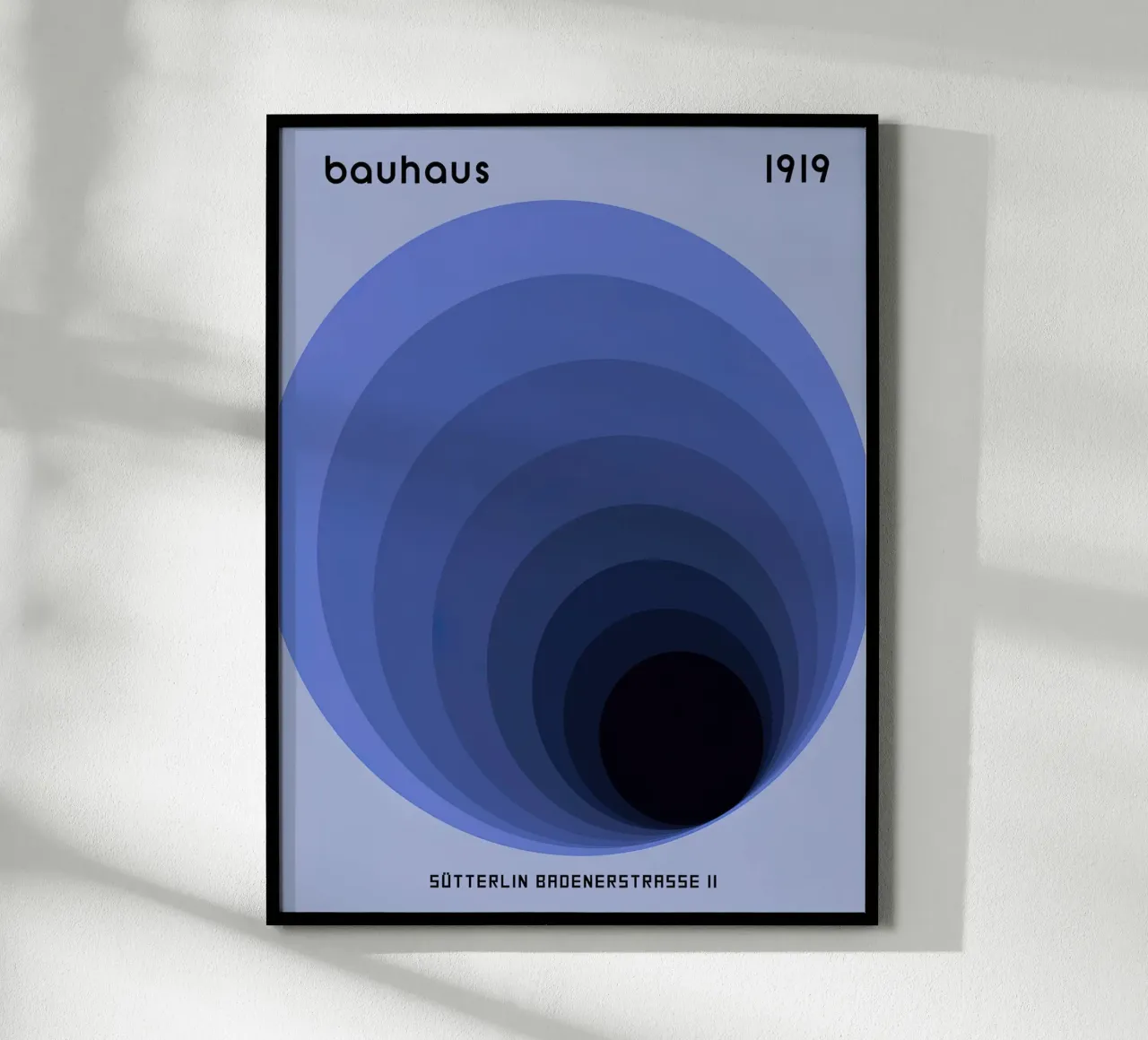 Bauhaus 1919 Cerchi geometrici blu poster con telaio in legno da Jam Poster
