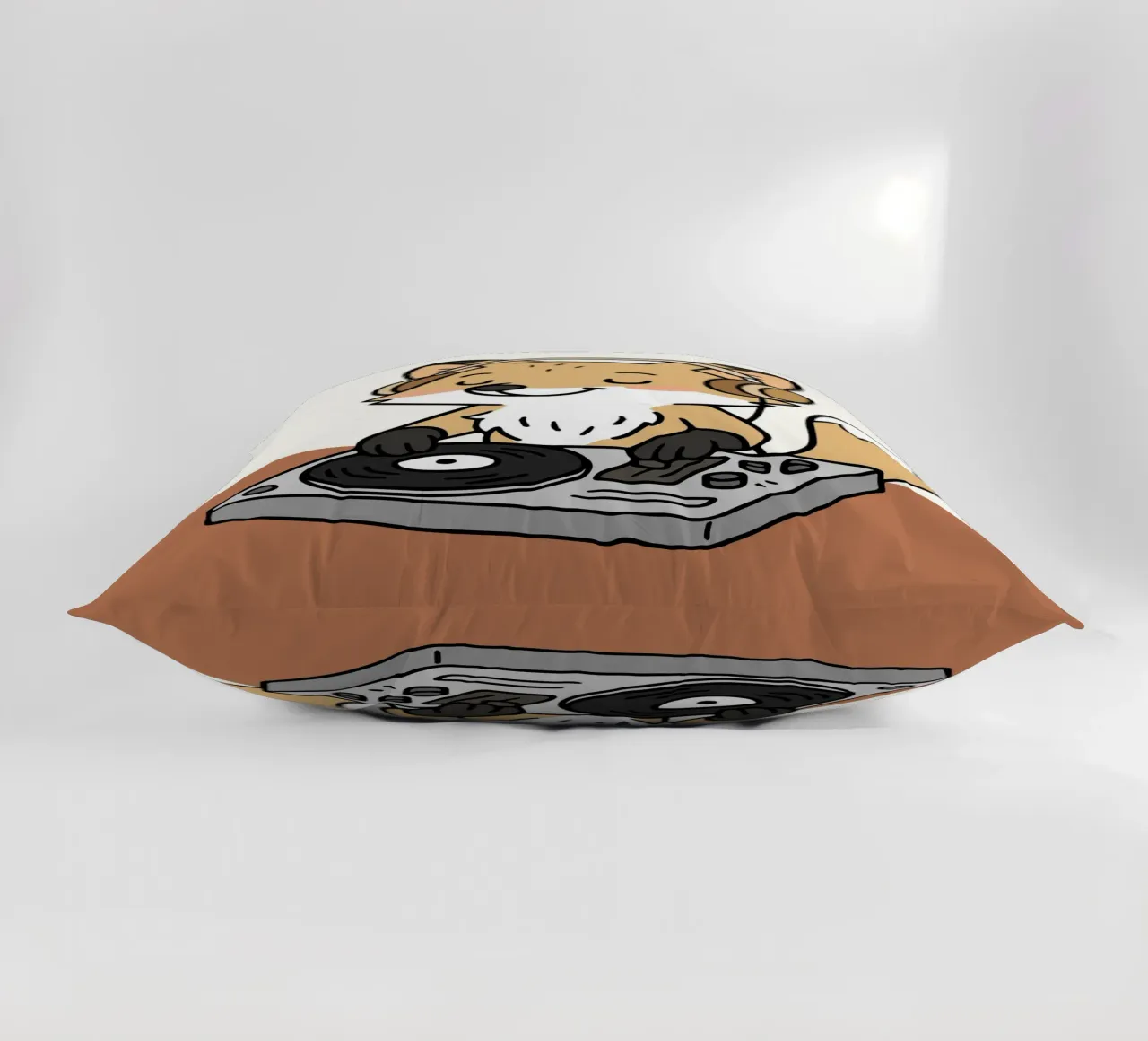 Una volpe come DJ con le cuffie sul banco di mixaggio cuscino da namosh