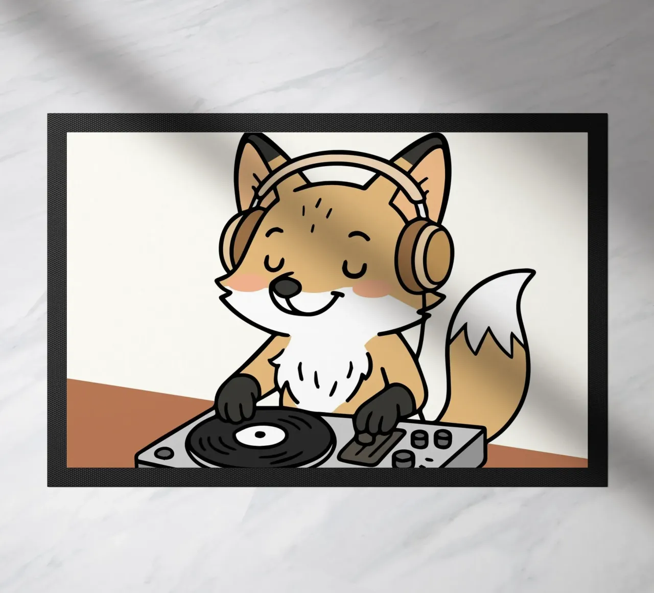 Una volpe come DJ con le cuffie sul banco di mixaggio zerbino da namosh