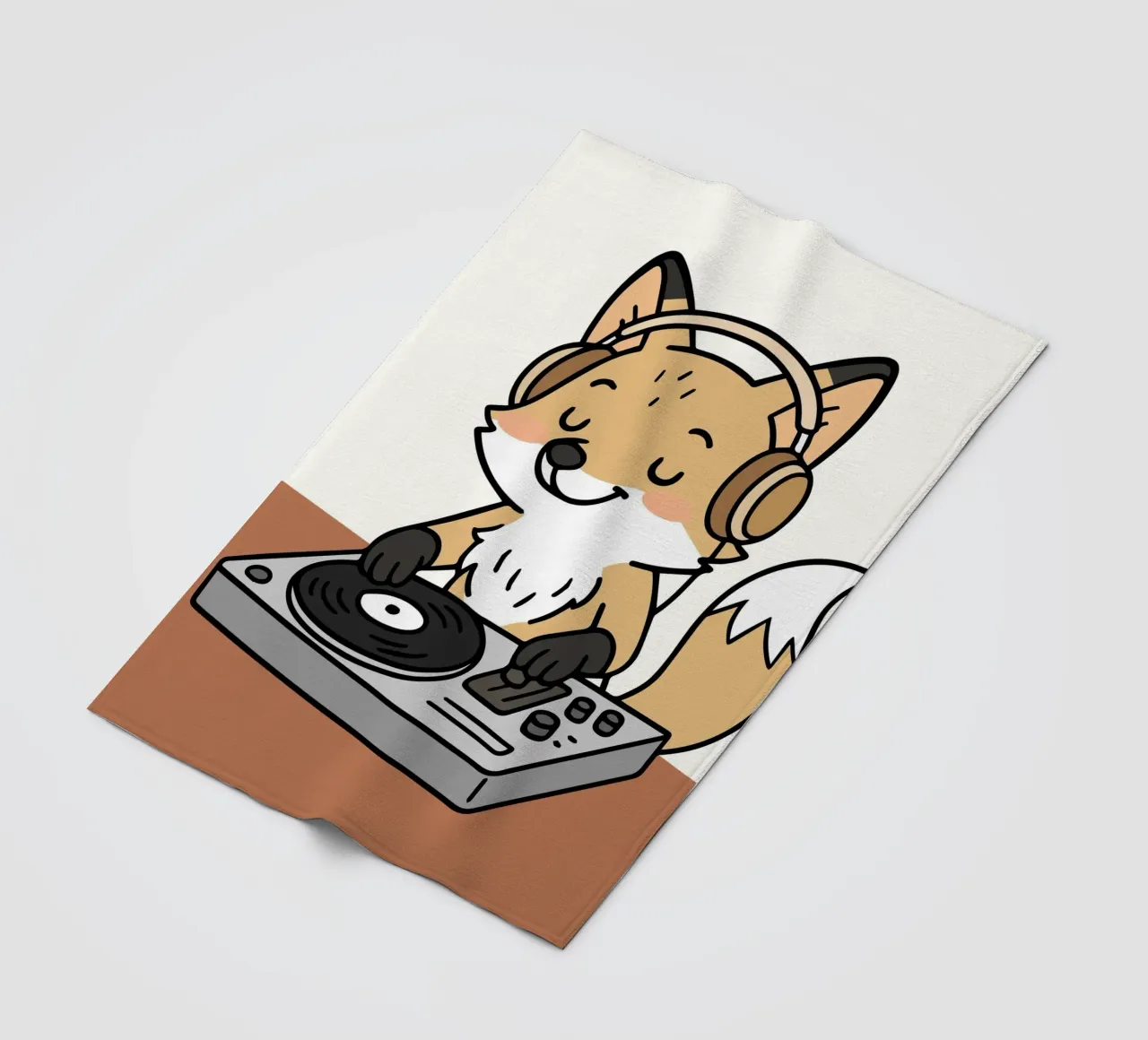 Una volpe come DJ con le cuffie sul banco di mixaggio coperta in pile da namosh