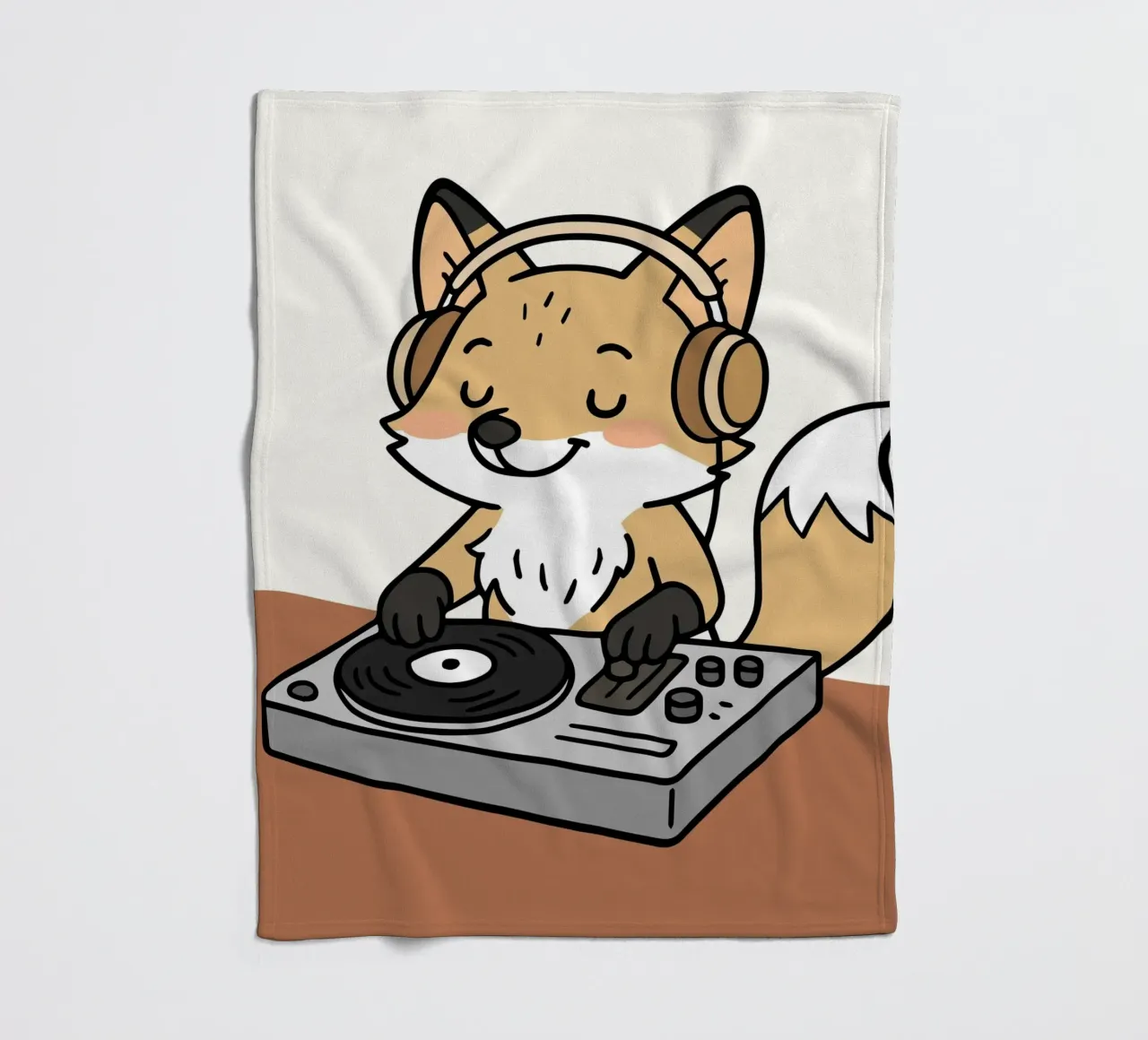 Una volpe come DJ con le cuffie sul banco di mixaggio coperta in pile da namosh
