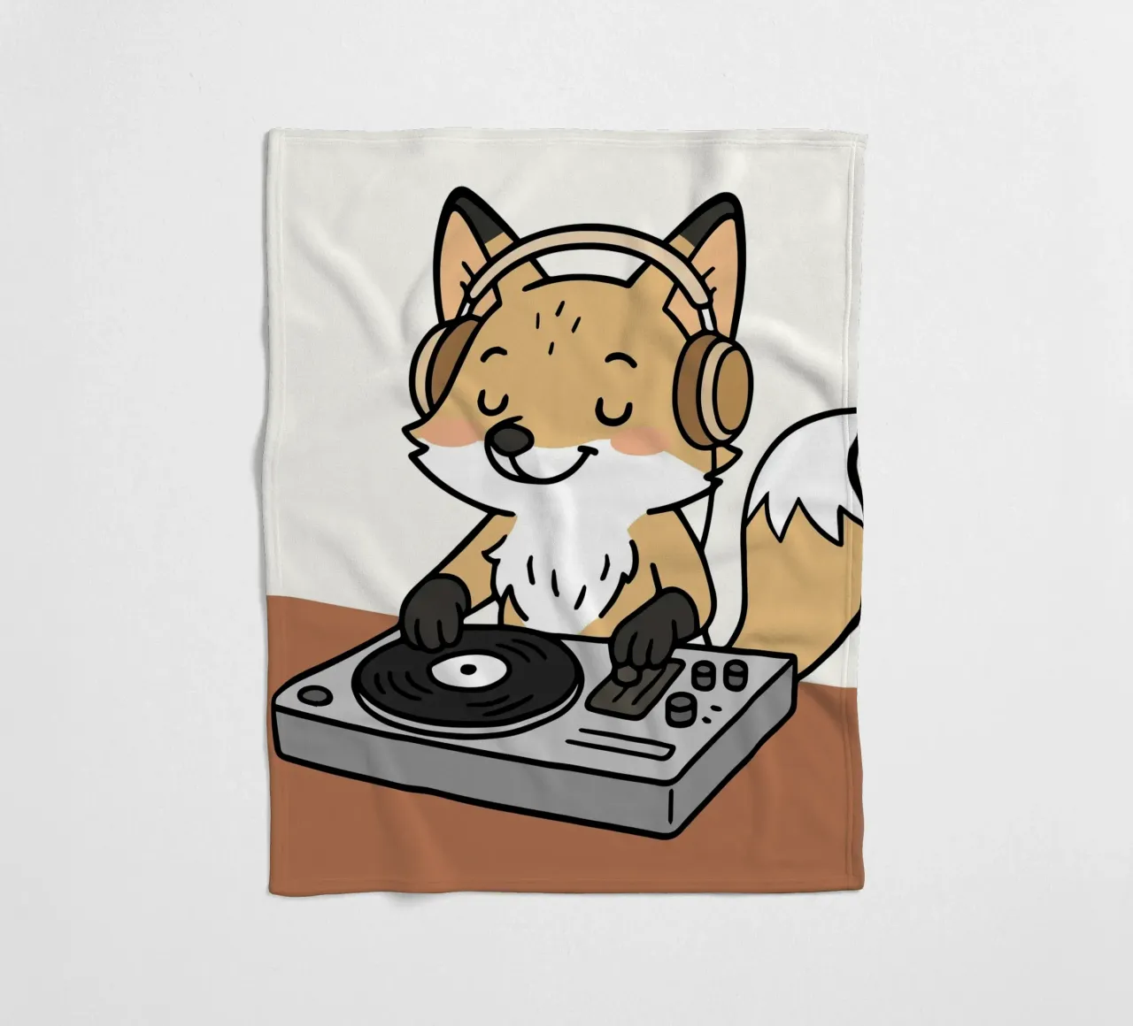 Una volpe come DJ con le cuffie sul banco di mixaggio coperta in pile da namosh