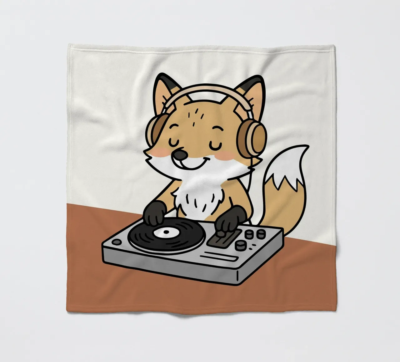 Una volpe come DJ con le cuffie sul banco di mixaggio coperta in pile da namosh