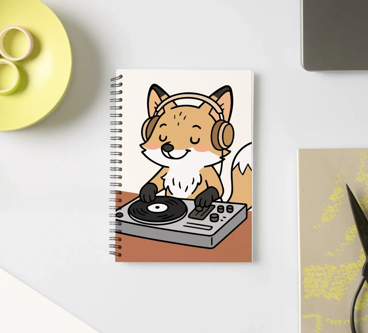 Un renard en DJ avec des écouteurs sur la table de mixage carnet à spirale de namosh