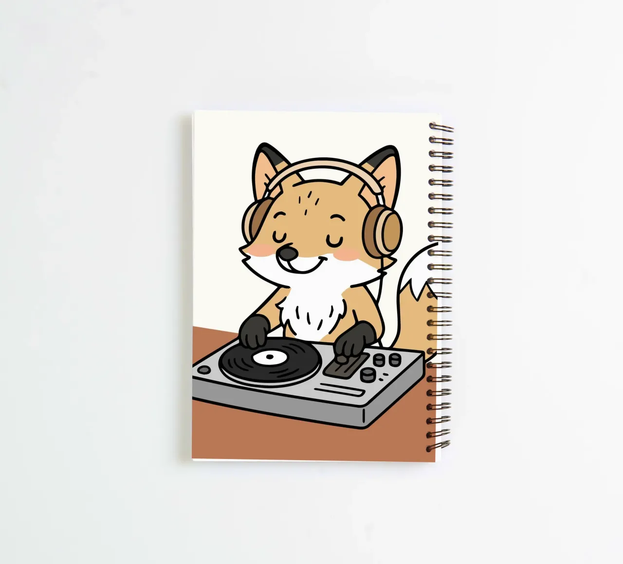 Un renard en DJ avec des écouteurs sur la table de mixage carnet à spirale de namosh