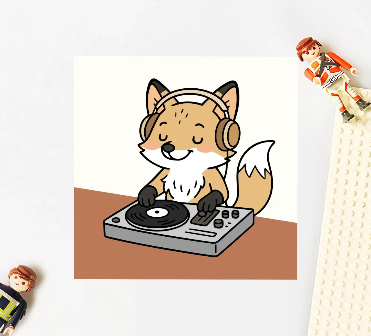 Un zorro como DJ con auriculares en la mesa de mezclas pegatina de namosh