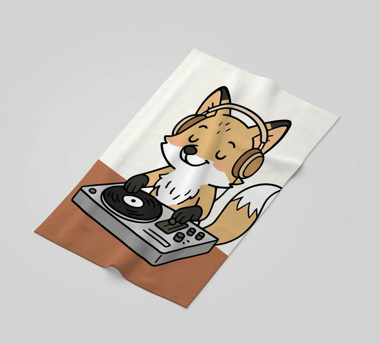 Una volpe come DJ con le cuffie sul banco di mixaggio telo mare da namosh