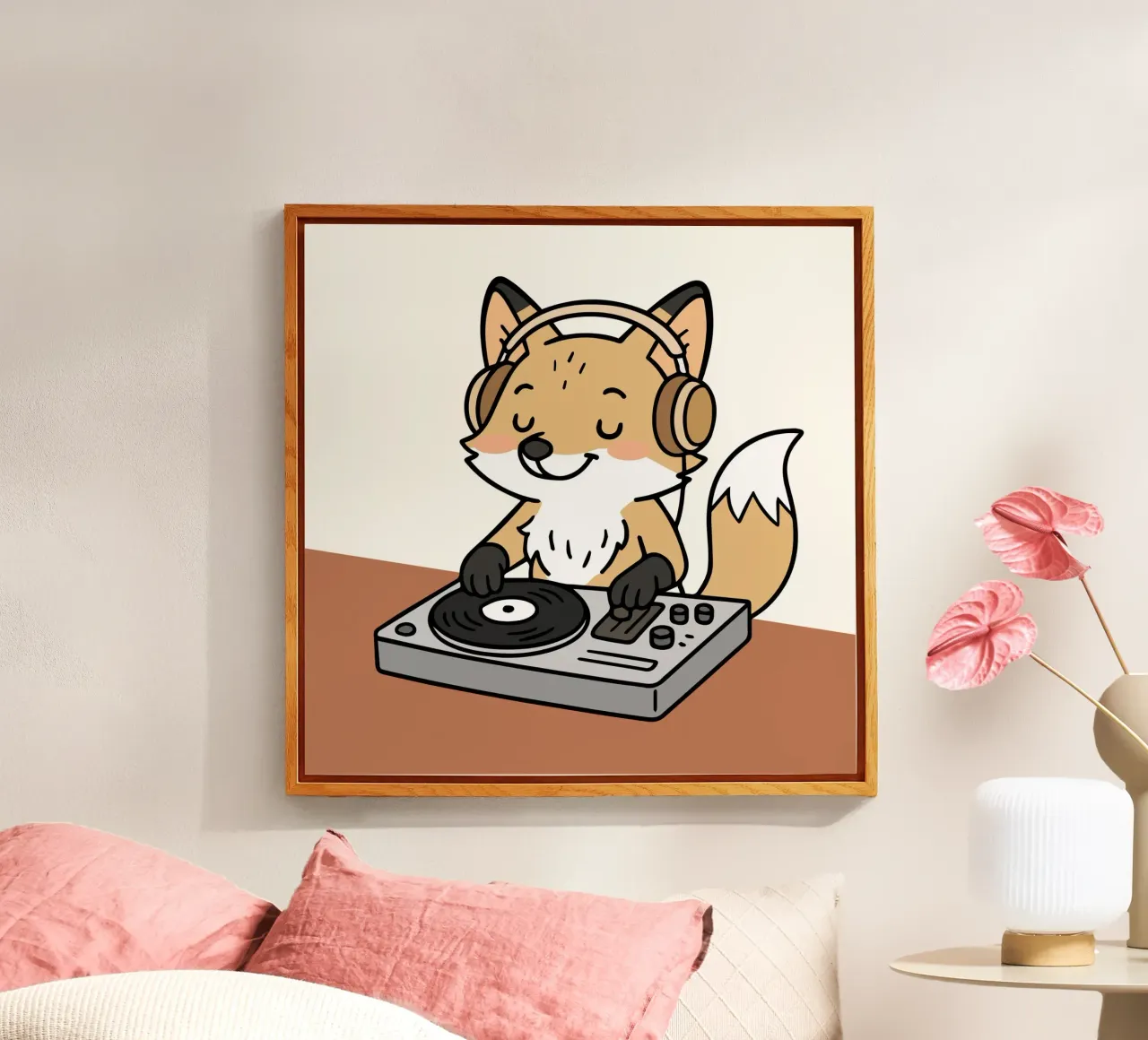 Una volpe come DJ con le cuffie sul banco di mixaggio plexiglass da namosh