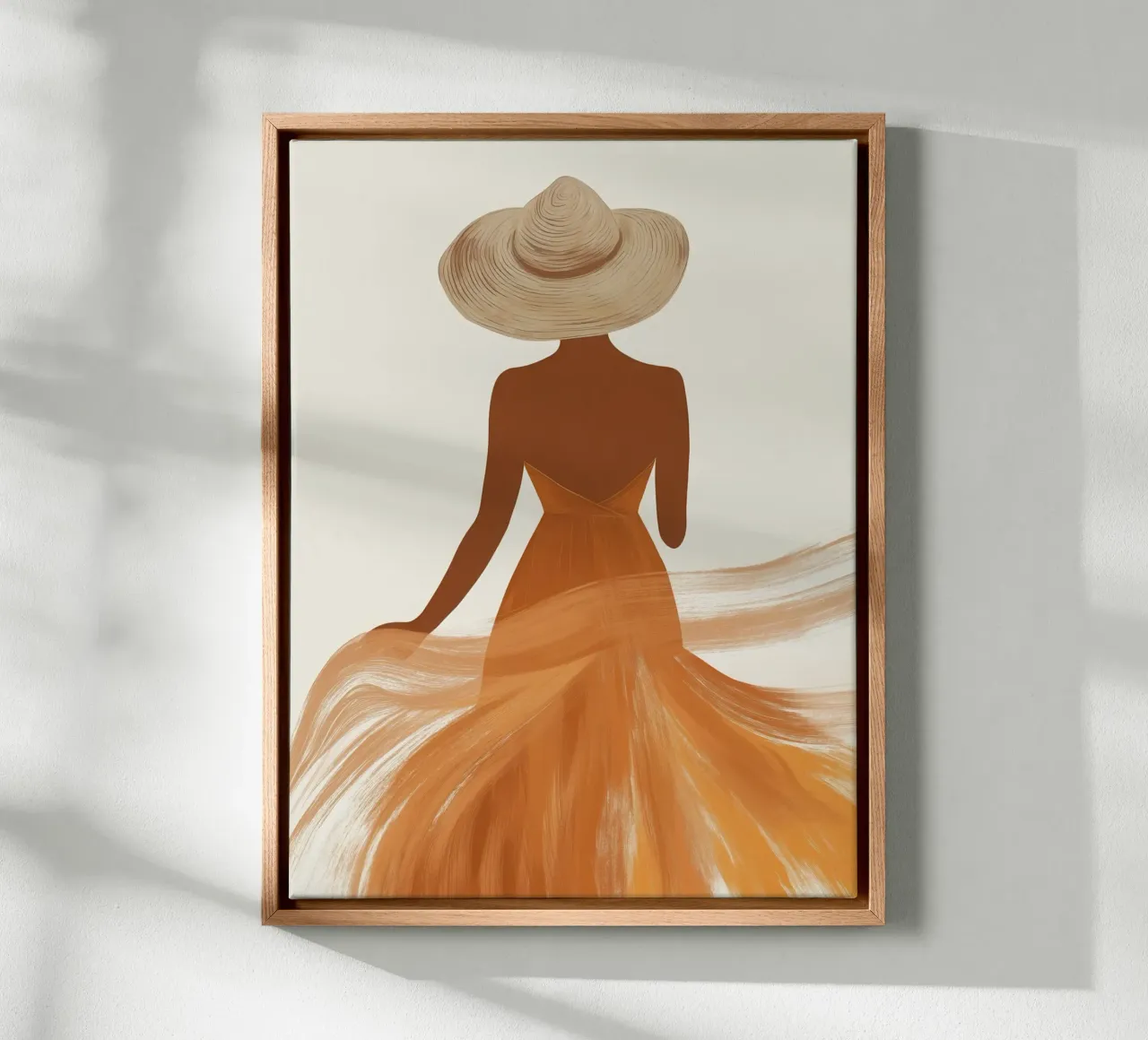 Frau in fließendem Kleid und camelfarbenem Sommerhut Leinwand mit Schattenfugenrahmen von Moodwall