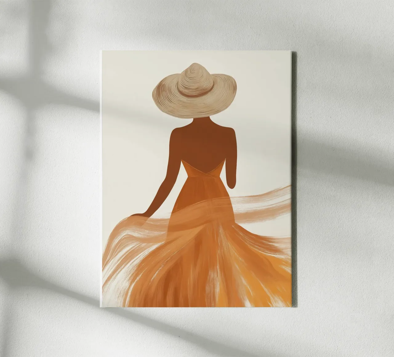 Frau in fließendem Kleid und camelfarbenem Sommerhut Leinwand mit Schattenfugenrahmen von Moodwall