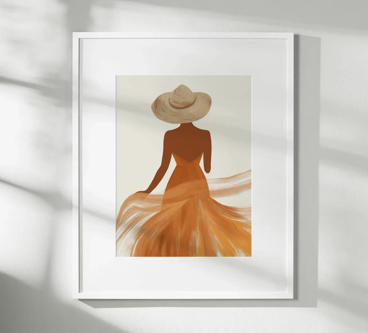 Frau in fließendem Kleid und camelfarbenem Sommerhut Hahnemühle von Moodwall