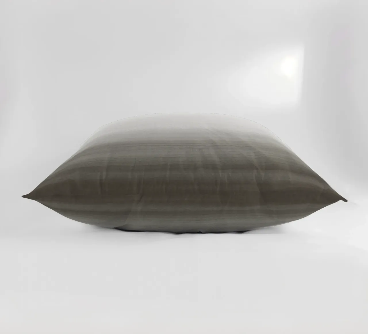 Gradiente di acquerello grigio taupe cuscino da NouveauPrints