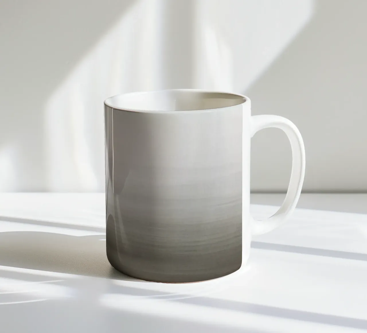 Gradiente di acquerello grigio taupe tazza in ceramica da NouveauPrints