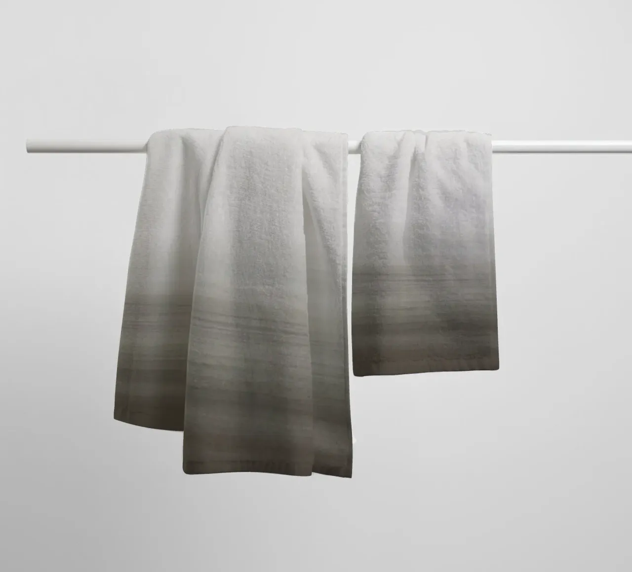 Gradiente di acquerello grigio taupe asciugamano da bagno da NouveauPrints