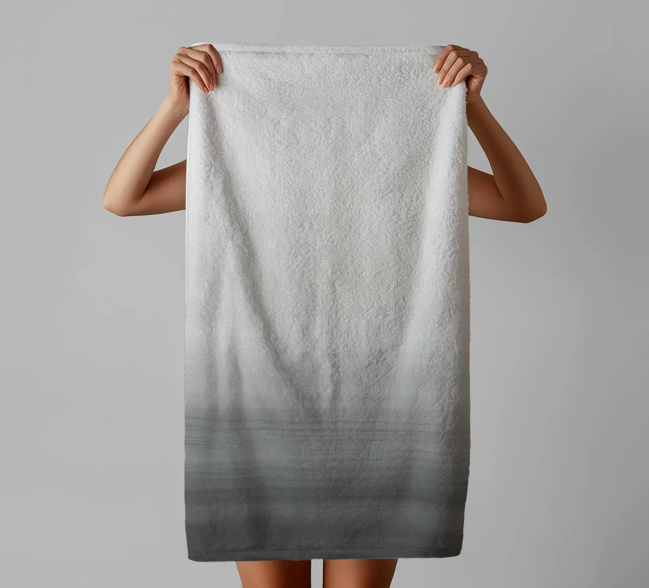 Gradiente acquerello grigio asciugamano da bagno da NouveauPrints